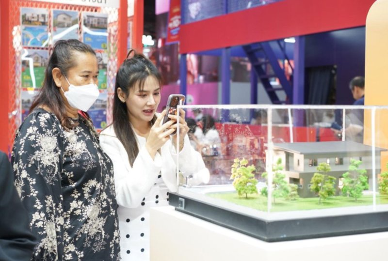 Potential homebuyers browse residential projects at a recent House and Condo Expo. (Photo: Wisuttipong Rodpai)