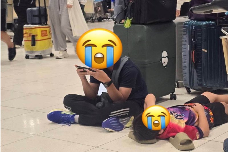Students wait with their baggage at Suvarnabhumi Airport on Thursday night after being promised a field trip to China that did not happen. (Photo: Pook Sukonta Berthebaud)