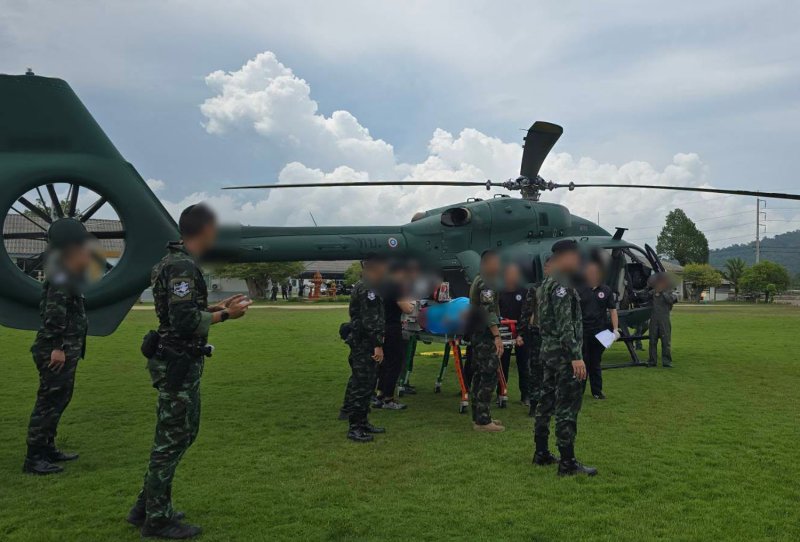 An injured ranger volunteer is airlifted to Naradhiwas Rajanagarindra Hospital in Narathiwat province following a clash with suspected insurents in Sri Sakhon district of the southern province on Saturday. (Photo: Isoc Region 4 Forward Command)
