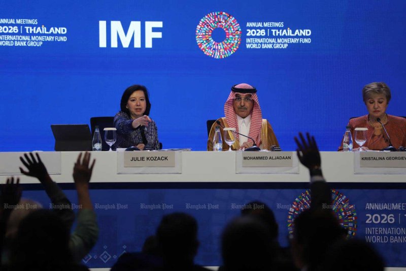 International Monetary Fund (IMF) Managing Director (right) and International Monetary and Financial Committee (IMFC) Chair, Saudi Finance Minister Mohammed Al-Jadaan (centre), respond to questions at an IMFC press briefing. photo: Apichart Jinakul