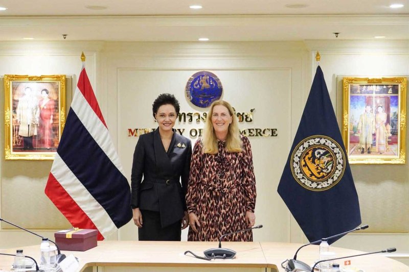 Commerce Minister Suphajee Suthumpun and Helene Budliger Artieda, state secretary at the Swiss State Secretariat for Economic Affairs, pose for photos at the Ministry of Commerce on Friday. (Photo: Ministry of Commerce)