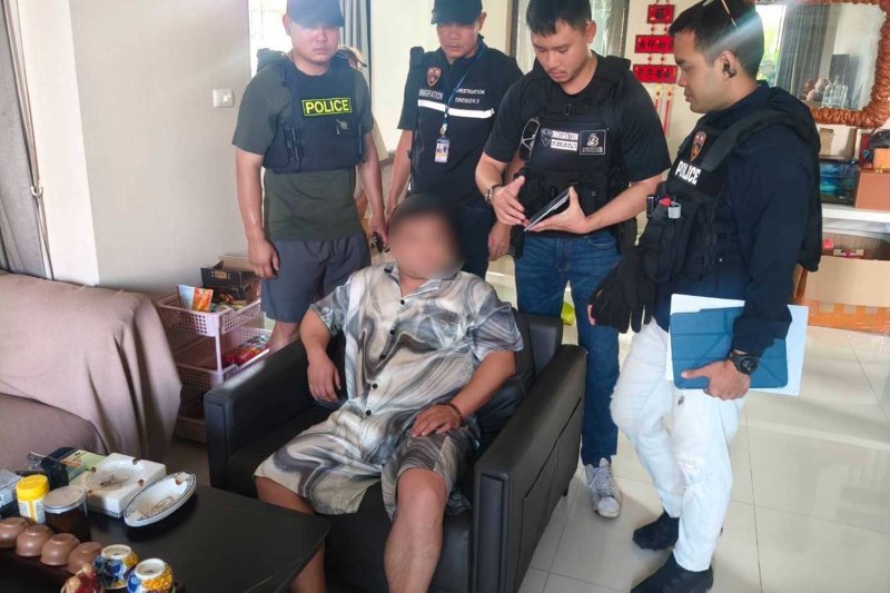 Police arrest the Chinese fugitive at a house in Bangkok on Friday. (Police photo)
