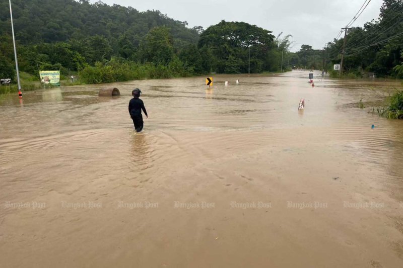 A flooded bypass road in Nong Ya Plong district of Phetchaburi on Oct 11. (Photo: Chaiwat Satyaem)