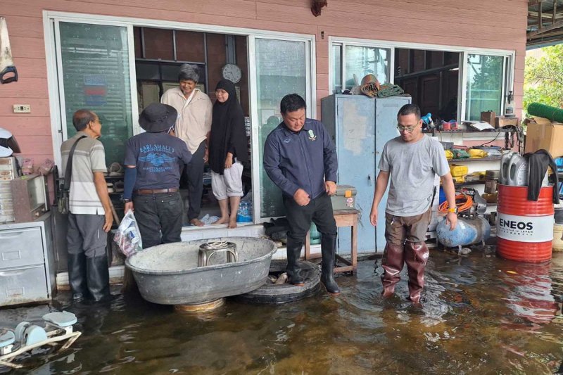 Officials visit a flooded house in Nong Chok district, Bangkok, on Sunday.(photo: Nong Chok district office)