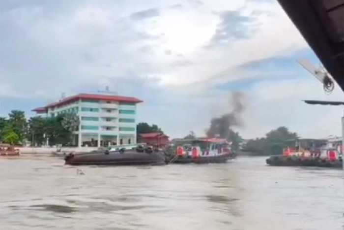 Flussschlepper kentert in starker Strömung in Ayutthaya