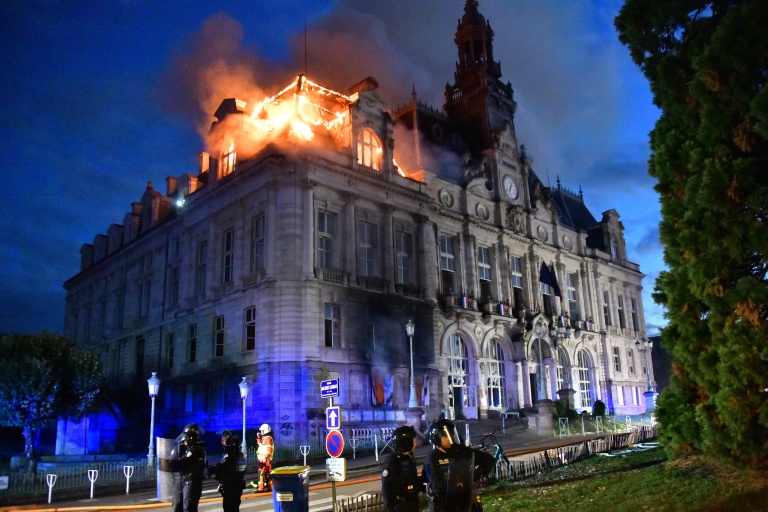 The fire reached the roof of the town hall in Limoges