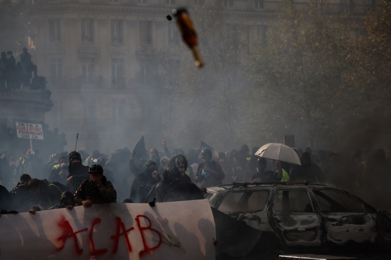 In France, demonstrations over the high cost of living degenerated into violent clashes. afp