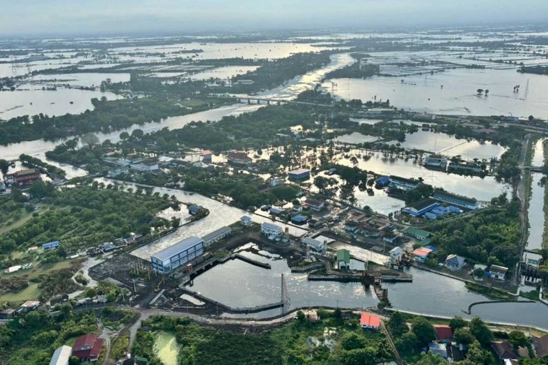 Floodwaters inundate areas around Bang Khanak Bridge over the Bang Pakong River in Chachoengsao's Bang Nam Prieo district. The bridge connects the district with Bang Taen in neighbouring Prachin Buri province. Tada Jaiyotdechakul