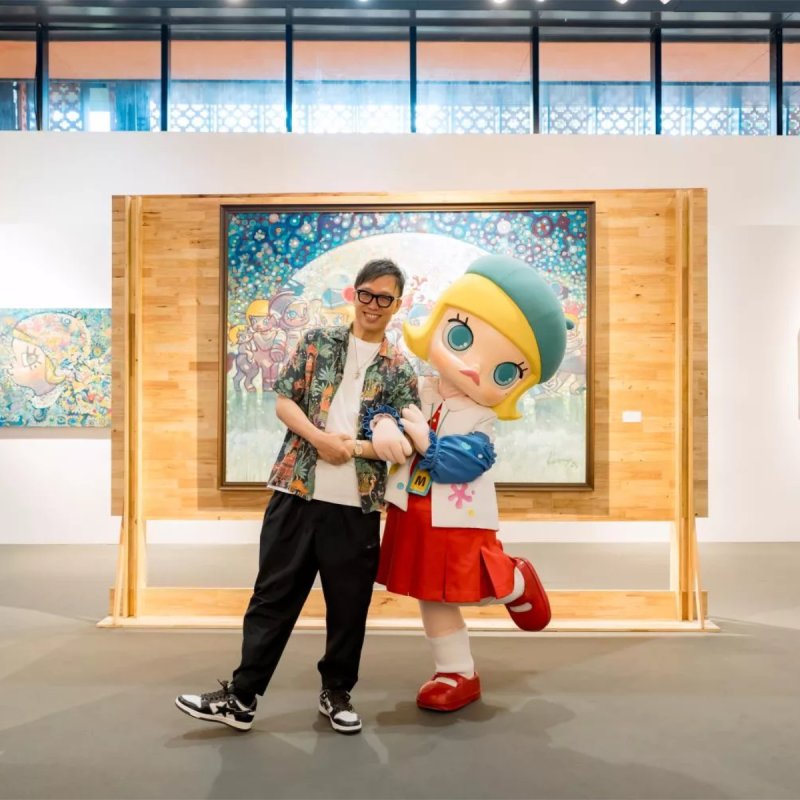 Artist Kenny Wong with a Molly Mascot. (Photo courtesy of Pop Mart International)