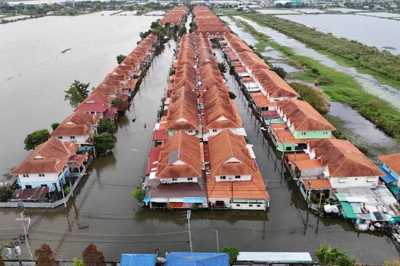 A housing estate remains flooded in Muang district of Chachoengsao on Sunday.(Photo: Public Relations Department)