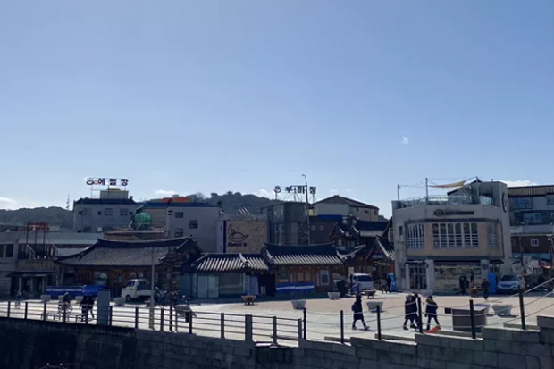 People walk in Suwon city. The capital of Gyeonggi province is where the Suwon District Court delivered its judgement in the case of a Thai worker injured with a compressed-air gun. (Photo: Saritdet Marukatat)