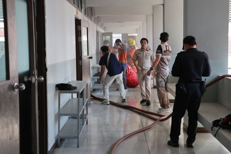 Firefighters and officials work to contain the fire at Bunyawat Witthayalai School in Lampang province on Monday. (Photo: Lampang Municipality)