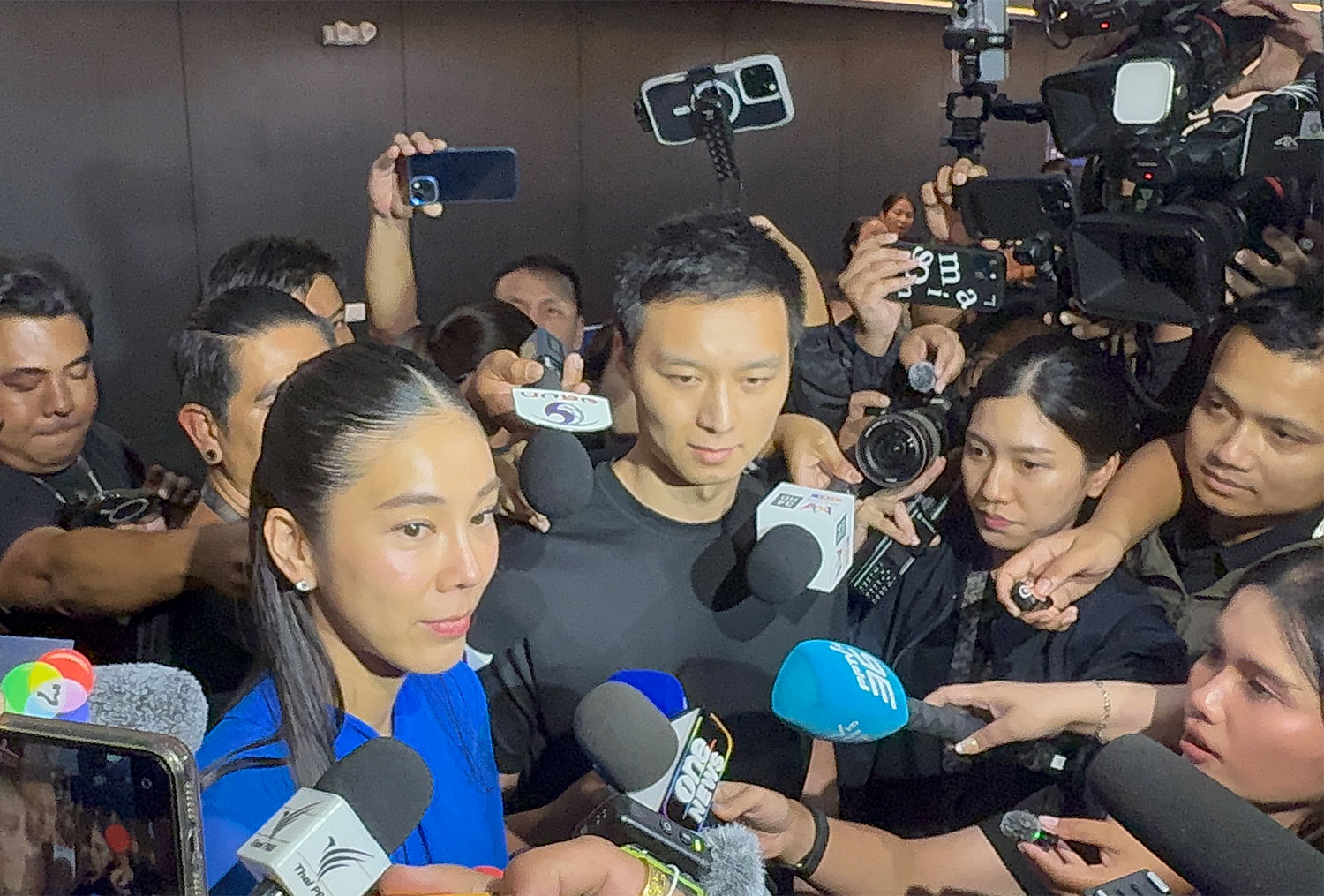 Bhumjaithai MP Suchada Zhang Thaensap speaks to reporters after she and her husband, Zhang Taiyang, emerged from a meeting room at the Department of Special Investigation (DSI) where Mr Zhang answered questions from investigators about his investments. (Photo supplied/Wassayos Ngamkham)