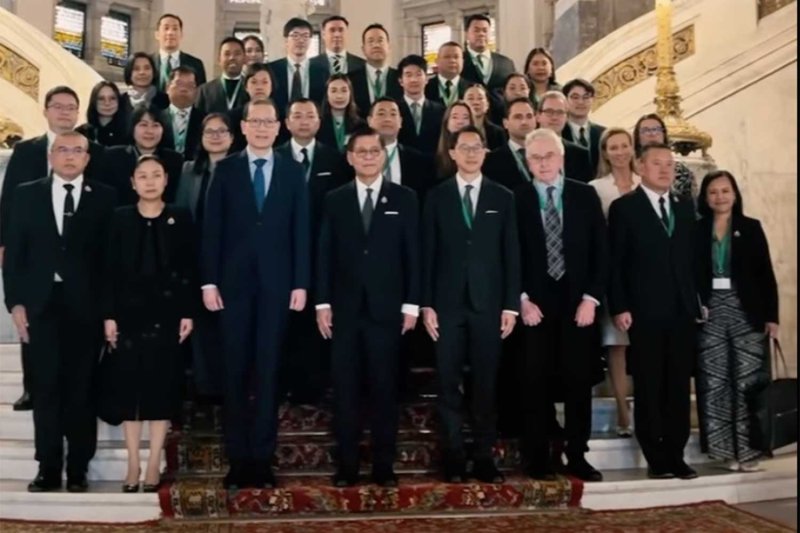 Foreign Affairs Minister Sihasak Phuangketkeow, centre, leads a Thai delegation in The Hague on Oct 17 and 18. Ministry of Foreign Affairs