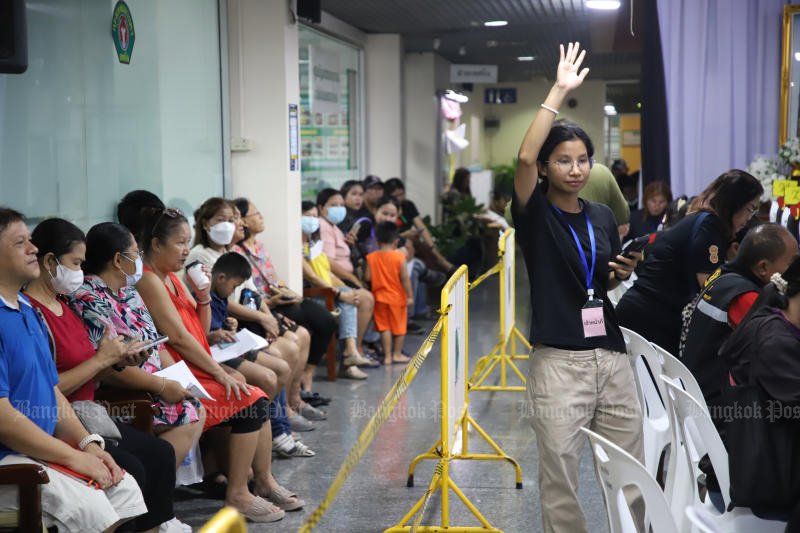 Residents queue to submit flood compensation claims at the Sai Mai district office on Saturday, when additional staff were called in to help speed up the process. (Photo: Varuth Hirunyatheb)