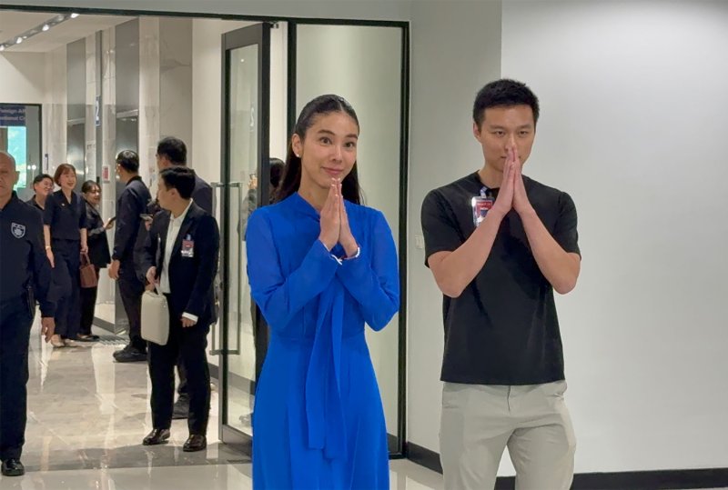 Bhumjaithai Party MP Suchada Zhang Thaensap and her husband, Zhang Taiyang, arrive at the Department of Special Investigation (DSI) in Bangkok on Tuesday morning. (Photo supplied/Wassayos Ngamkham)