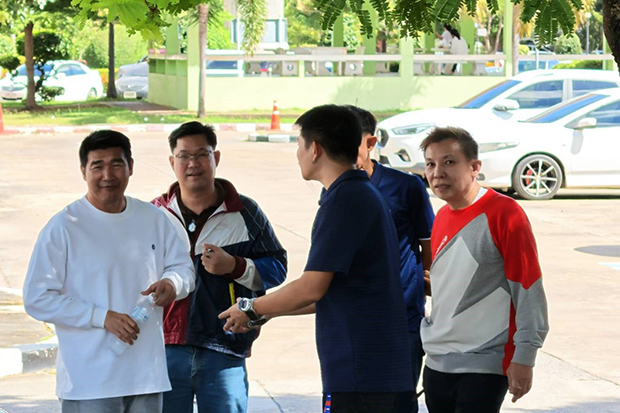 Somluck Kamsing (left) arrives at the Appeal Court Region 4 in Muang district in Khon Kaen on Tuesday. (Photo: Chakkrapan Natanri)
