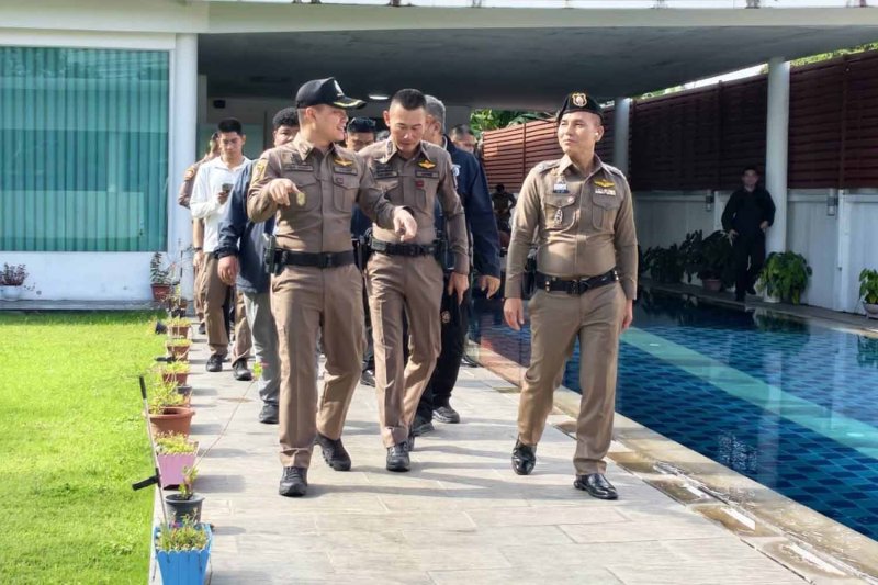 Pol Maj Gen Chatree Suksiri (right), the Chon Buri provincial police commander, leads a search at a luxury house on Wednesday morning. (Photo: Amporn Sangkaew)