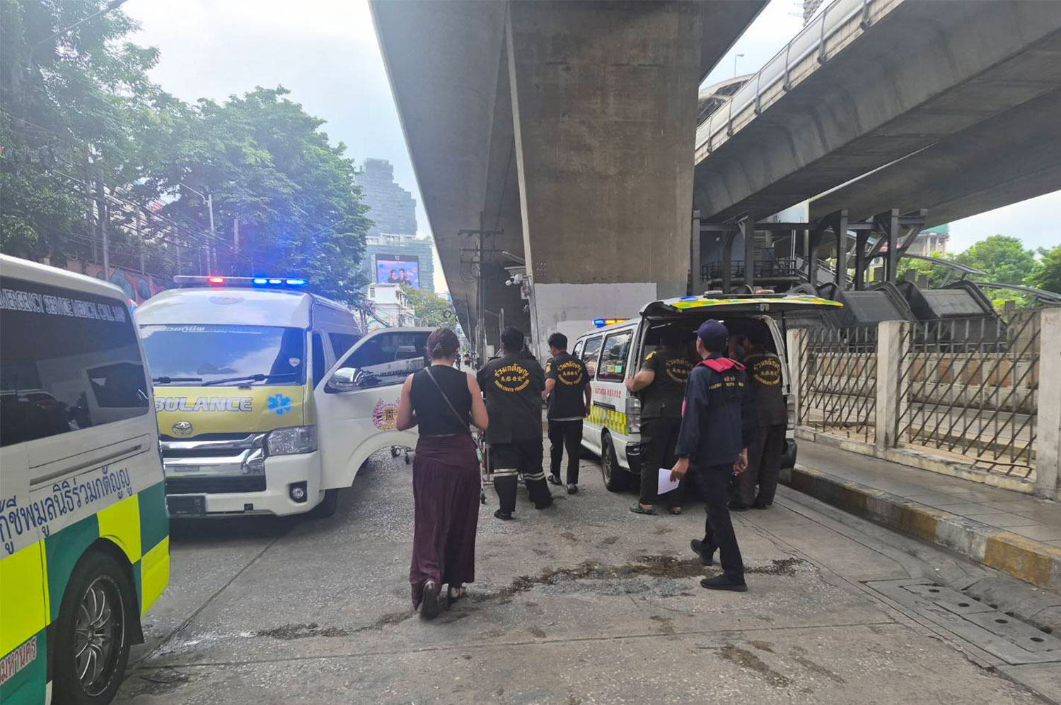 Rescue workers from the Ruamkantanyu Foundation take injured passengers to nearby hospitals. (Photo supplied/Wassayos Ngamkham)