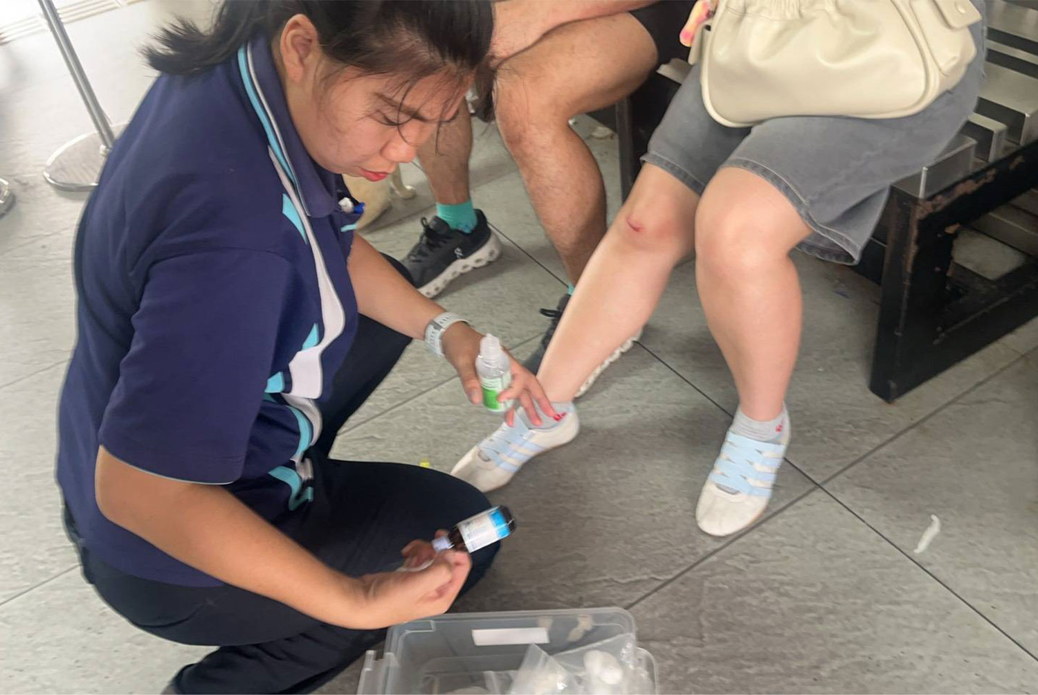 A rescue volunteer provides first aid to an injured passenger. (Photo supplied/Wassayos Ngamkham)
