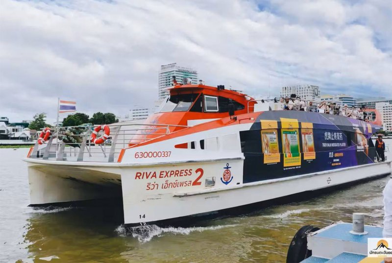Tourist boat, Riva Express 2, hits a pontoon at Sathorn pier near Saphan Taksin BTS station in Bangkok on Thursday afternoon. (Photo supplied/Wassayos Ngamkham)