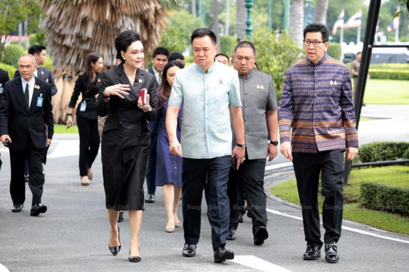 Prime Minister Anutin Charnvirakul, centre, Commerce Minister Suphajee Suthumpun, left, and other cabinet ministers arrive at Government House on Oct 6. (Photo: Chanat Katanyu)
