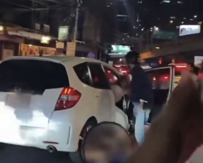 A woman prepares to exit her car to talk to a motorcyclist who had confronted her during a road-rage incident in Chatuchak district of Bangkok on Thursday night. (Screenshot: วิทยุชุมชน แกไม่รอดแน่ The Series)