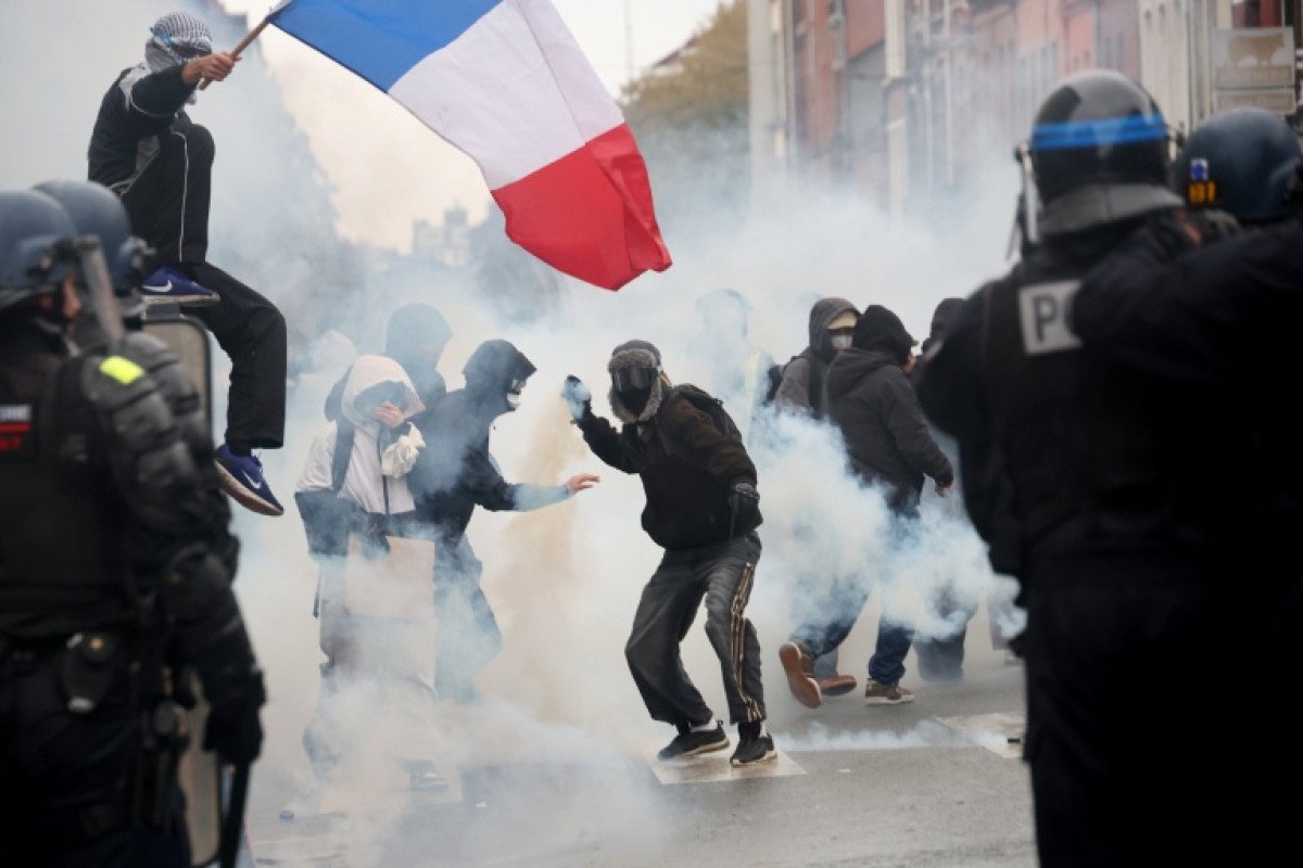 Bangkok Post - French police fire tear gas during fresh protests