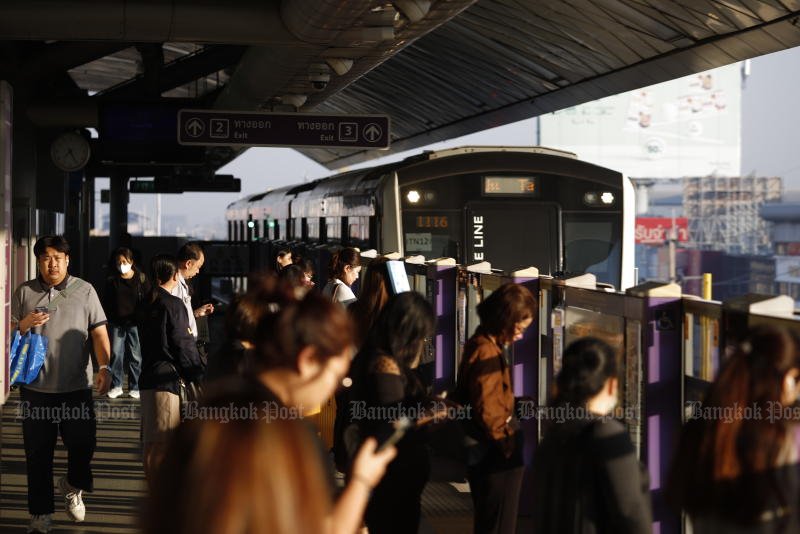 A platform at a Purple Line station is packed with waiting passengers. Rider numbers have increased markedly since the B40/day discount rate came into force on Dec 1, 2025. (Photo: Pattarapong Chatpattarasill)