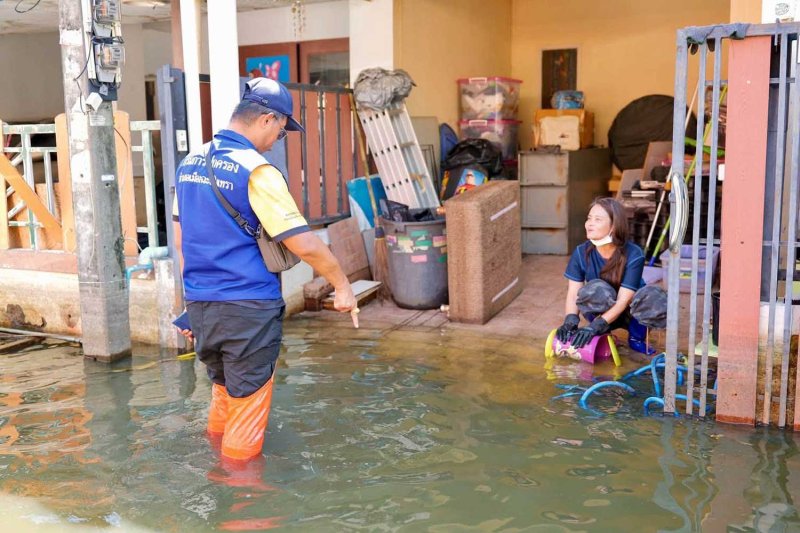 An official talks with a flooded householder in Muang district of Chachoengsao on Friday. (photo supplied)