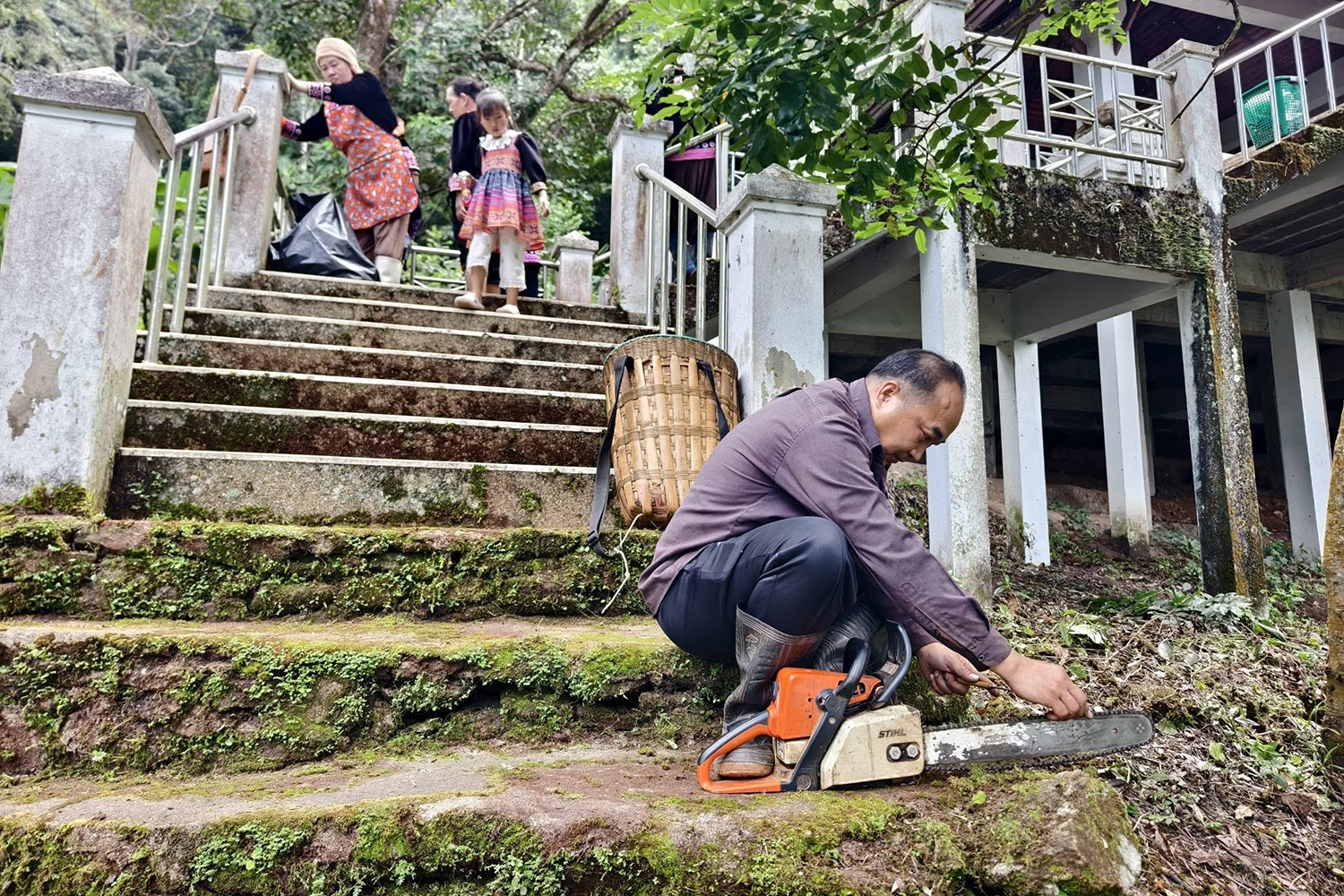A man with a chainsaw is seen during a cleaning activity at the memorial by a group called the Suthep Group for Sustainability, in a photo posted on Oct 9. (Photo: Bang Hmong Doi Pui Facebook account)