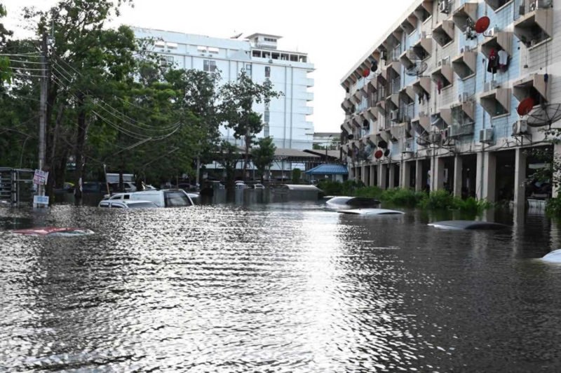 A flat building is deeply flooded in Khlong Chan sub-district of Bang Kapi district, Bangkok, on Sept 29. Photo: Friends in Needs (of "PA") Volunteers Foundation, Thai Red Cross