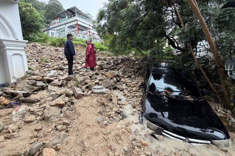 Rocks and mud left behind by runoff in Kathu district, Phuket, after torrential rain on Sunday and into Monday morning. (photo: Achadthaya Chuenniran)