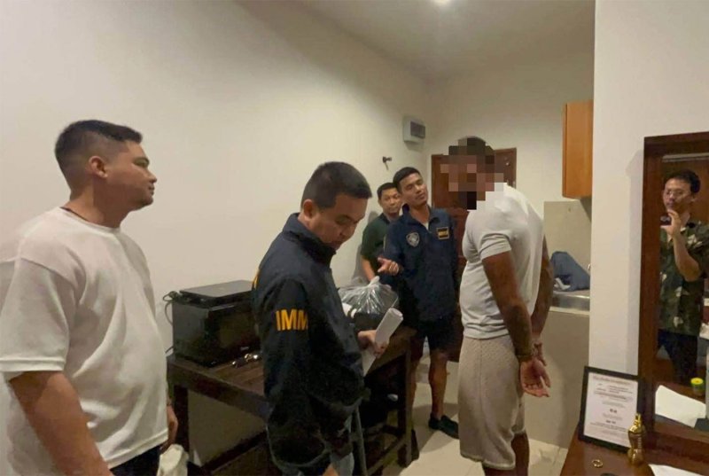 Immigration police arrest a Swedish national wanted by authorities in his home country at a hotel room on Koh Samui in Surat Thani. (Photo: Immigration Division 6)