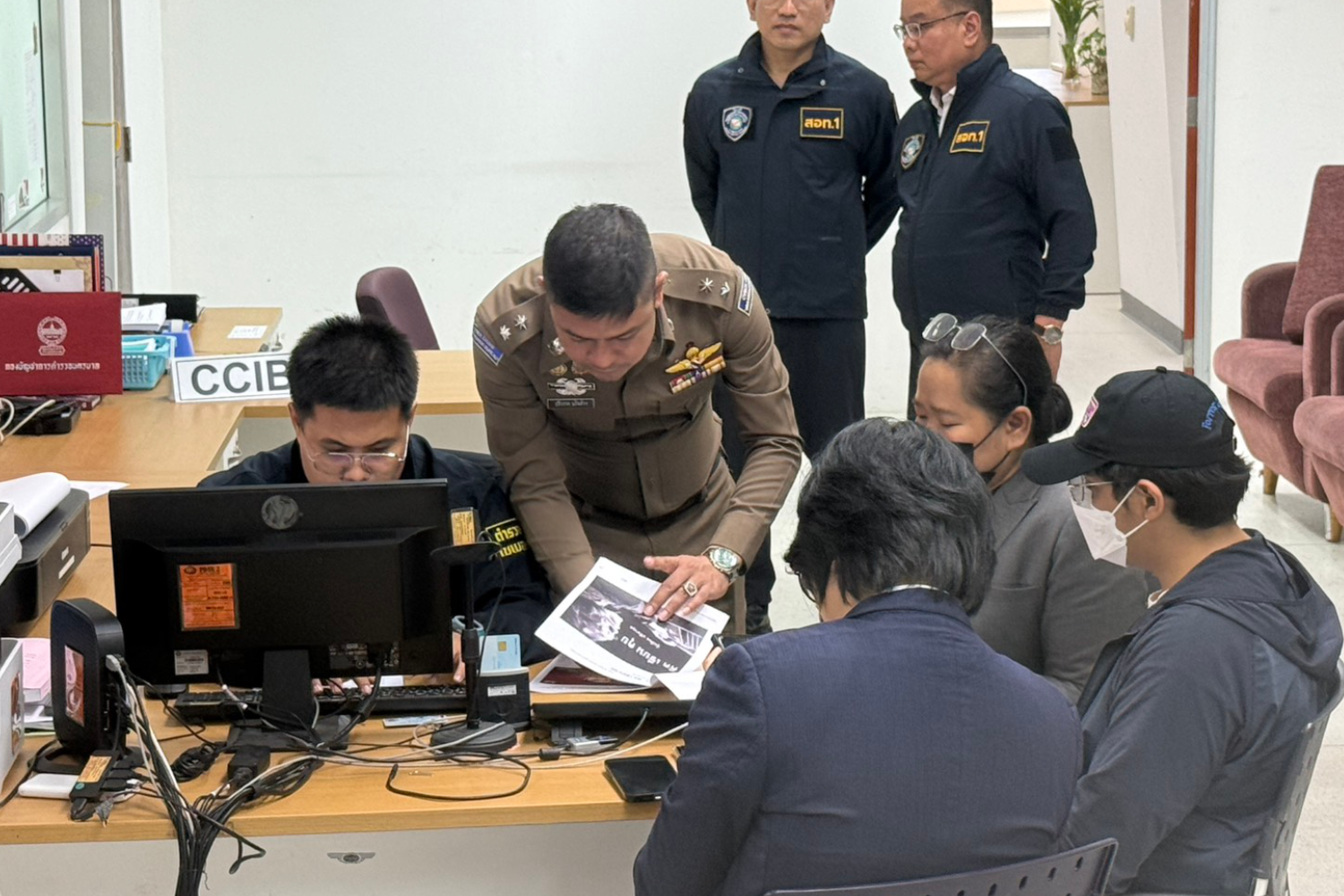 Police question Chairat Rekawattana, 26, at the Cyber Crime Investigation Division 1 on Wednesday.