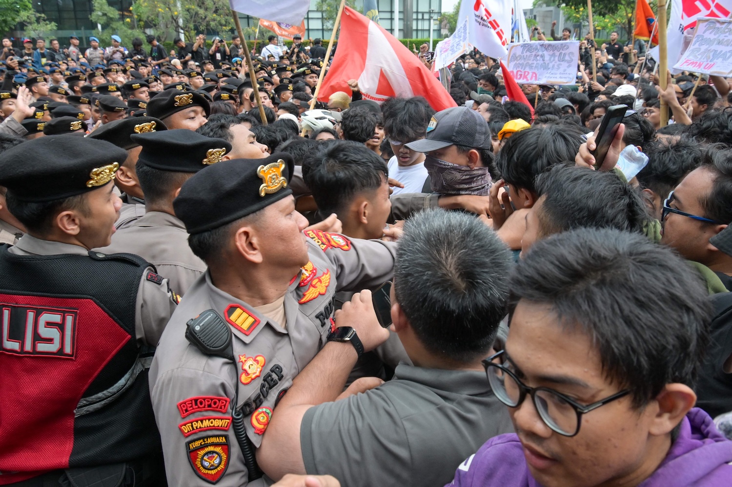 Police and protesters clash during an anti-government demonstration in Jakarta on Oct 28, 2026. (Photo: AFP)