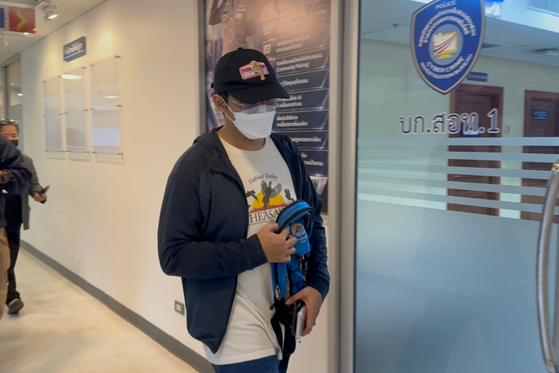 Chairat Rekawattana, 26, the man accused of posting a fake bank transaction slip on the “Godd Dam” Facebook page, appears at the Cyber Crime Investigation Division 1 in Bangkok on Wednesday. (Photos: Wassayos Ngamkham)