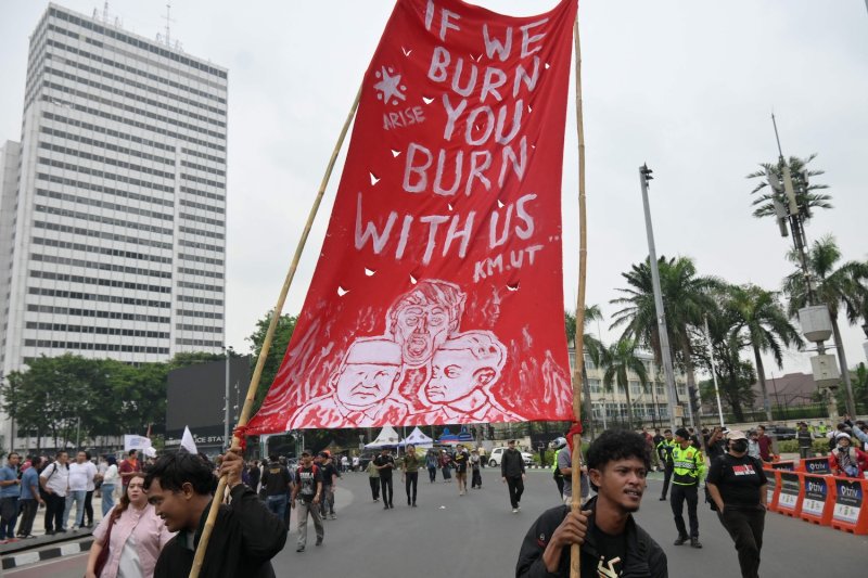 Protesters hold a large banner during a demonstration against economic hardship, graft and the government’s handling of devastating wildfires causing toxic haze that has sickened thousands, in Jakarta on Oct 28, 2026. (Photo: AFP)