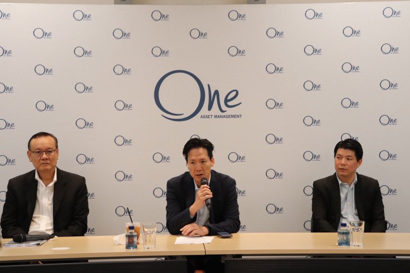 Pote Harinasuta (centre), chief executive of One Asset Management, discusses the terms of an agreement to sell the Royal Orchid Sheraton Hotel to a company managed by property investor Suchad Chiaranussati, at a briefing on Wednesday in Bangkok. (Photo supplied)