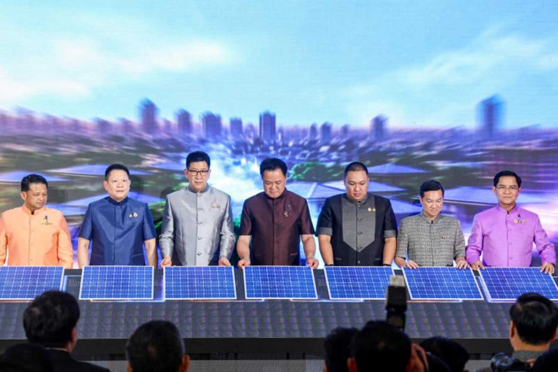 Prime Minister Anutin Charnvirakul, centre, launches the household solar rooftop scheme at Government House on Tuesday. Chanat Katanyu