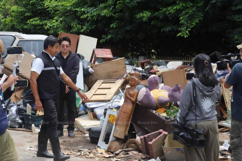 Bangkok governor Chadchart Sittipunt looks at flood debris in Saphan Sung district on Oct 10. (Photo: Apichart Jinakul)