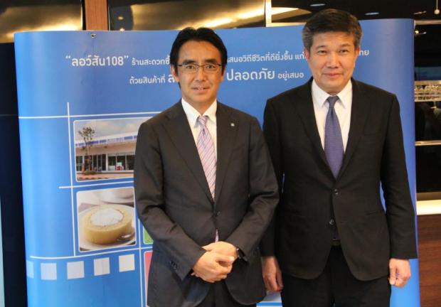 Vathit Chokwattana, executive director of Saha Lawson Co (right) poses with Sadanobu Takemasu. The convenience store chain sees Thailand as a key growth market. Vathit Chokwattana, executive director of Saha Lawson Co (right) poses with Sadanobu Takemasu. The convenience store chain sees Thailand as a key growth market.