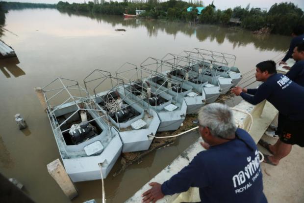 Navy sends 60 'water pushers' for Phetchaburi floods