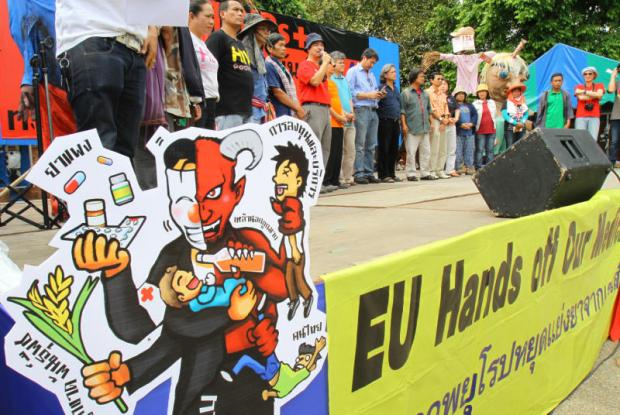 Activists from FTA Watch join forces to protest against free trade agreements at a rally in Chiang Mai in 2013. Thailand now has 11 FTAs in place with foreign partners despite local businesses often struggle to reap the rewards from the pacts. TAWATCHAI KEMGUMNERD