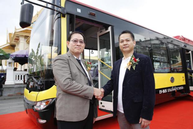 Mr Zhang with Thongsuk Janthamas, executive chairman of Wangsakankij Co. Kwaithong Motor yesterday signed a contract to sell 200 electric buses to Wangsakankij, a local suburban transit operator. Mr Zhang with Thongsuk Janthamas, executive chairman of Wangsakankij Co. Kwaithong Motor yesterday signed a contract to sell 200 electric buses to Wangsakankij, a local suburban transit operator.
