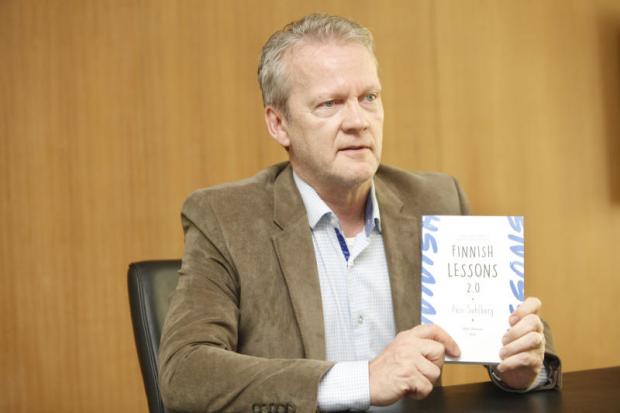 Finnish education expert Pasi Sahlberg makes a point at a Thammasat University seminar where he highlighted issues that have held back progress in Thai education. (Photo by Pornprom Satrabhaya)