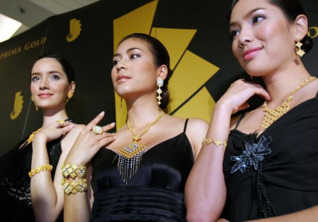 Models show off Prima Gold jewellery, a leading brand of Pranda Group. KITJA APICHONROJAREK