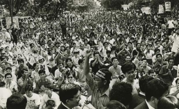 TIME FOR A CHANGE: People gather in front of the parliament building in Bangkok to call for the resignation of Gen Suchinda Kraprayoon as prime minister in May 1992. (Bangkok Post file photos)