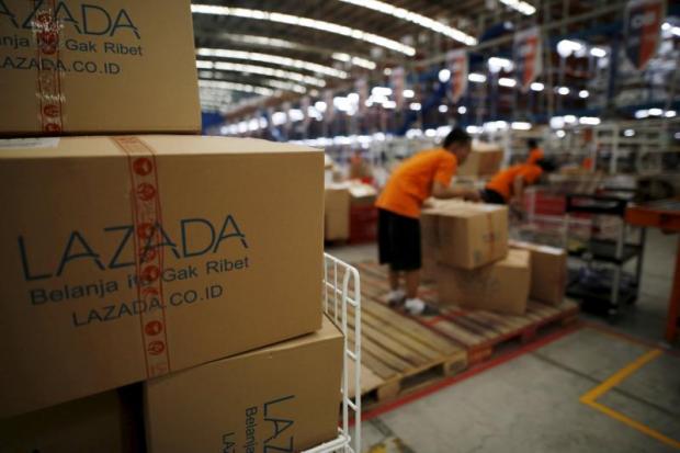 Employees at the online retailer Lazada fill orders at the company's warehouse in Jakarta. (Reuters photo)