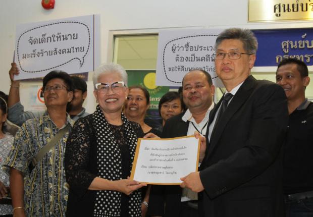 Making progress: Ticha Na Nakorn (in scarf) lodges a petition with permanent secretary for justice Charnchao Chaiyanukij calling for the DSI to accept the Mae Hong Son scandal as a special case. (Photos by Tawatchai Kemgumnerd)